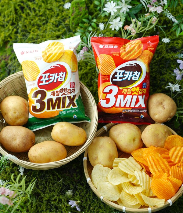오리온은 햇감자 제철에만 맛볼 수 있는 '포카칩 햇감자 3MIX 버터감자맛'과 '포카칩 햇감자 3MIX 매콤치즈감자맛' 2종을 출시했고 15일 밝혔다 [오리온 제공]