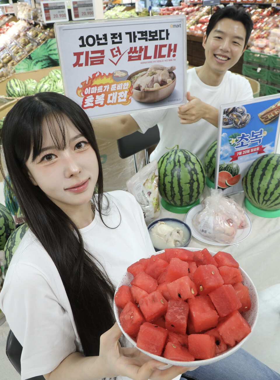 15일 수요일 오전 이마트 용산점에서 모델들이 10년 전보다 더 싼 초복 음식을 소개하고 있다. ]이마트 제공]