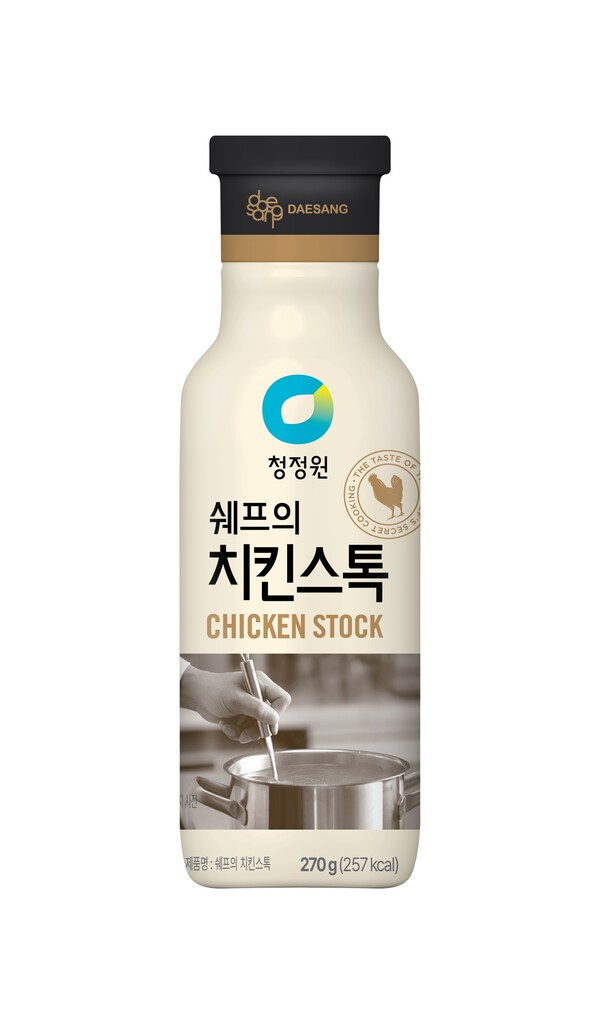 대상 청정원이 튜브형 용기를 적용해 사용 편의성을 높인 '쉐프의 치킨스톡' 신제품을 출시한다 [대상 제공]