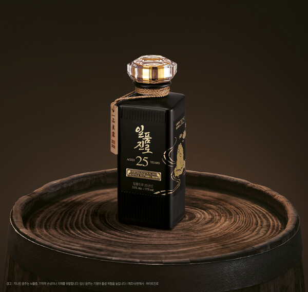 일품진로 25년산 제품 [하이트진로 제공]