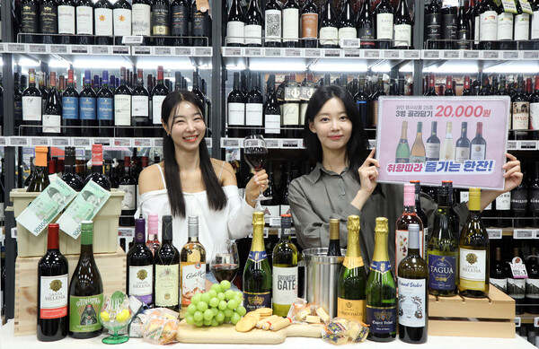 이마트가 오는 31일까지 업계 최초로 '와인 골라담기' 행사를 선보인다고 16일 밝혔다. [이마트 제공]