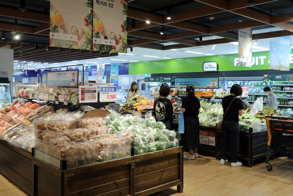 이마트는 17일부터 약 3주 동안 농식품부와 협력해 농축산물 할인 지원 행사인 '농할' 할인 행사를 진행한다. [이마트 제공]