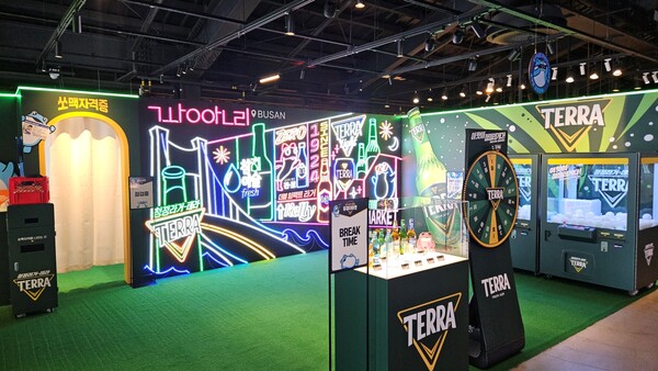 하이트진로는 부산 밀락더마켓 2층에 '테라' 브랜드 체험 공간 '두껍더마켓'을 마련해 네온 포토존, 쏘맥자격증 체험존, 경품 이벤트 등을 9월 30일까지 운영한다.[하이트진로 제공]