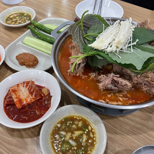 소문난성수감자탕의 감자탕과 소스