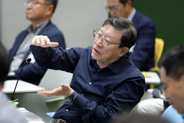 GS타워에서 열린 하반기 'GS 임원 모임'에서 허태수 회장이 그룹의 신사업 의지를 피력하는 한편, 디지털 혁신 가속화를 당부하고 있다. [GS 그룹 제공]