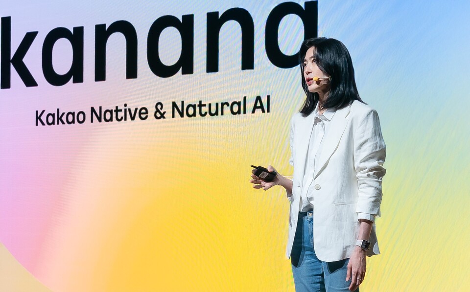 정신아 카카오 대표는 이날 경기도 용인시 '카카오 AI 캠퍼스'에서 사흘 일정으로 개막한 개발자 콘퍼런스 '이프카카오(if kakao) AI 2024'의 첫 세션에서 연사로 나와 카나나 서비스의 윤곽을 소개했다. [카카오 제공]