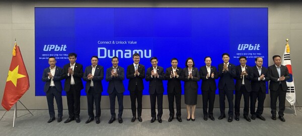 서울 강남구 업비트 라운지를 방문한 베트남 정부와 은행 관계자들이 가상자산 거래소 시스템 시찰에 앞서 기념 사진을 찍고 있다. [사진=두나무]