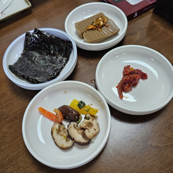 진미식당의 반찬들 - 식신앰배서더 시현