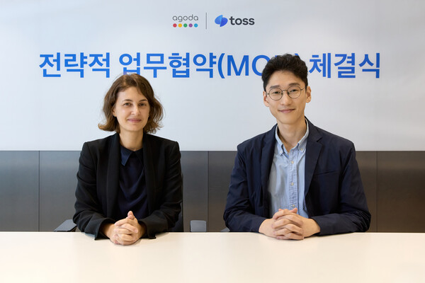 줄리아나 리타노 아고다 부사장(왼쪽)과 오규인 토스 부사장이 26일 서울 강남구 역삼동 토스 본사에서 열린 업무 협약식을 마치고 기념사진을 찍고 있다. [사진=토스]