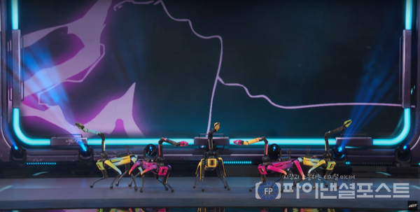 이달 26일 미국 TV쇼 ‘아메리카 갓 탤런트’ 생방송 무대에서 보스턴다이나믹스 스팟이 안무를 선보이고 있다. [현대차그룹 제공]