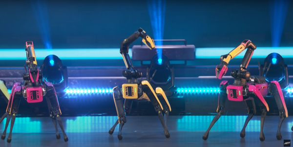 이달 26일 미국 TV쇼 ‘아메리카 갓 탤런트’ 생방송 무대에서 보스턴다이나믹스 스팟이 안무를 선보이고 있다. [현대차그룹 제공]