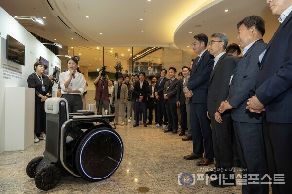 현대차·기아의 나노모빌리티를 관람하는 모습 (앞줄 좌측부터 강희업 국토교통부 2차관, 현대차·기아 AVP본부 송창현 사장) [현대차그룹 제공]