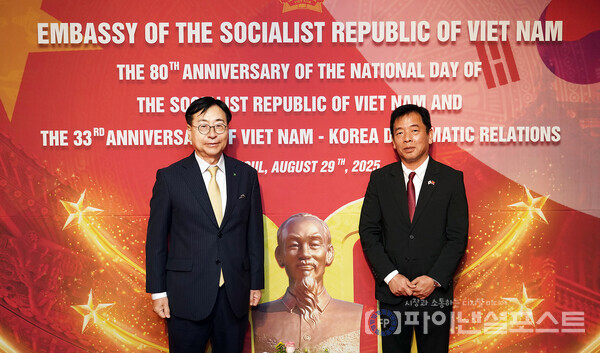 임진달 HS효성첨단소재 대표이사(왼쪽)가 부 호(Vu Ho)주한 베트남 대사(오른쪽)와 기념촬영을 하고 있다. [HS효성  제공]