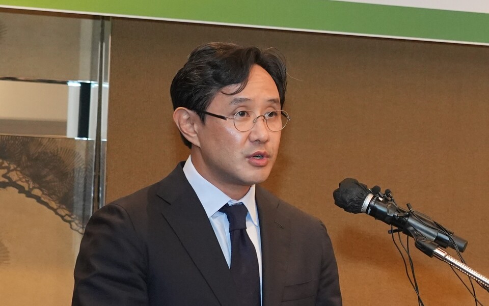 최윤범 회장이 2일 처음 연 기자회견에서 MBK파트너스와 영풍의 고려아연 공개매수에 맞서 2조7000억원 규모의 자기주식 공개매수를 추진할 계획을 밝혔다. [고려아연 제공]