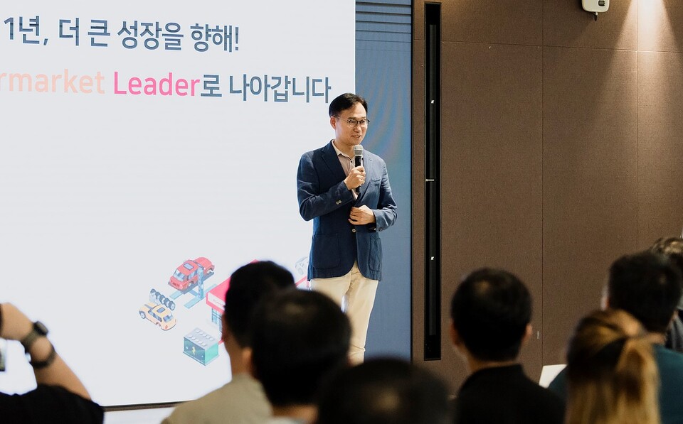 SK스피드메이트 출범 1주년 기념행사에서 구성원들에게 감사인사를 전하는 안무인 SK스피드메이트 대표. [SK스피드메이트 제공]