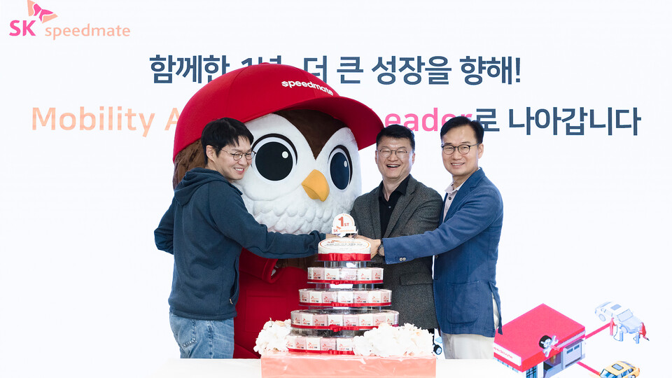 SK스피드메이트 출범 1주년 기념 케익을 커팅하고 있는 안무인 SK스피드메이트 대표(오른쪽), 이호정 SK네트웍스 대표이사 사장(가운데), 최성환 SK네트웍스 사업총괄 사장. [SK스피드메이트 제공]