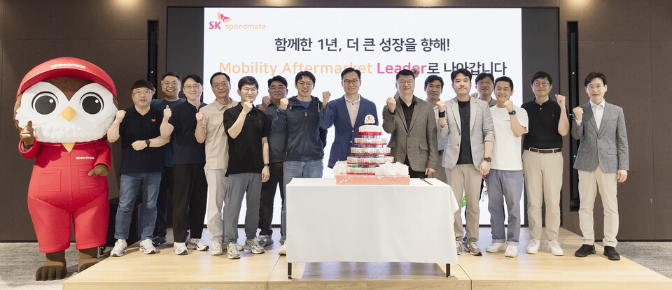 SK스피드메이트 출범 1주년 기념 사진을 촬영하고 있는 안무인 SK스피드메이트 대표(가운데)와 구성원들. 모회사 SK네트웍스의 이호정 대표이사 사장(앞줄 오른쪽 다섯번째)과 최성환 사업총괄 사장(앞줄 왼쪽 다섯번째)도 참석해 의미를 더했다. [SK스피드메이트 제공]