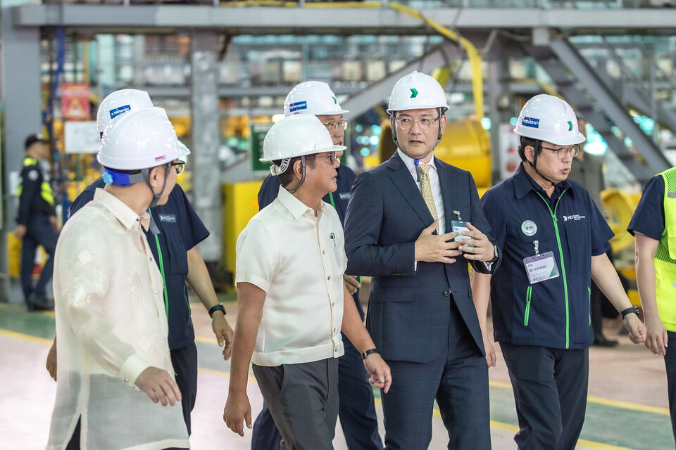 페르디난드 마르코스 주니어 필리핀 대통령과 김성준 HD한국조선해양 대표가 HD현대필리핀조선소를 둘러보며 환담을 나누고 있다. (사진 왼쪽 두 번째 페르디난드 마르코스 주니어 대통령, 세 번째 김성준 대표). [필리핀 대통령실 제공]