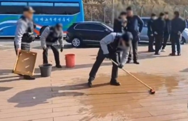 테러 현장을 생수로 청소하는 부산경찰청 관계자들.