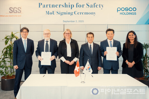 포스코그룹이 2일(현지 시간) 스위스 제네바에서 SGS社와 포스코그룹 안전 관리 체계 혁신을 위한 MOU를 맺었다. 사진 왼쪽 두번째 부터 SGS 말콤 리드(Malcolm Reid) 유럽 총괄, 마르타 블라치코바(Marta Vlatohkova) CFO, 포스코그룹 장인화 회장. [포스코그룹 제공]