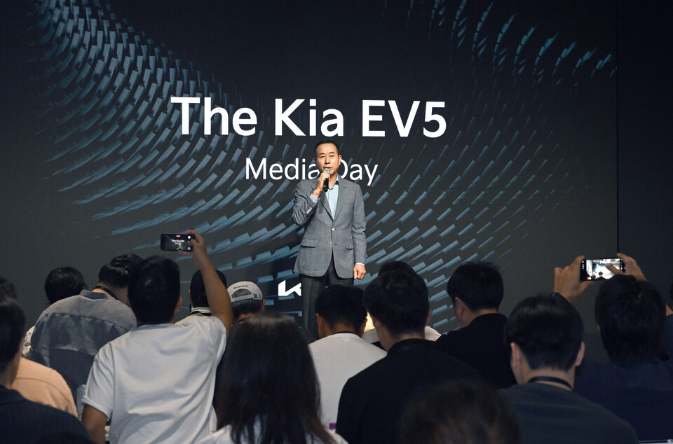 기아 국내사업본부장 정원정 부사장이 EV5 미디어 데이에서 환영사를 하고 있는 모습. [기아 제공]