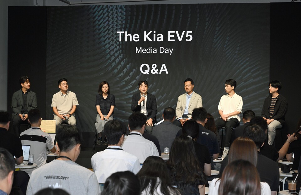 EV5 미디어 데이에서 발표자들이 미디어 질문에 답변을 하고 있는 모습(왼쪽부터, 기아넥스트디자인외장1팀 박재연 책임연구원, 기아넥스트디자인내장1팀 김영무 책임연구원, 기아넥스트CMF팀 이승아 책임연구원, 국내상품1팀 손용준 팀장, 상품CX기획팀 이상준 팀장, 차량제어개발1팀 김진욱 책임연구원, MSV프로젝트5팀 신승훈 책임연구원). [기아 제공]