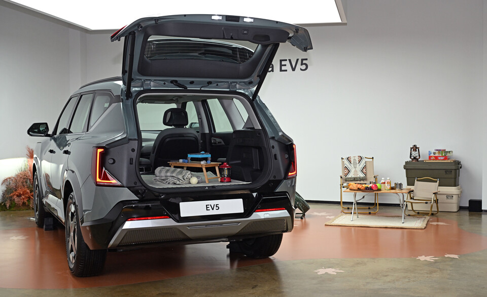 EV5 미디어 데이 행사장에 캠핑 콘셉트로 전시된 EV5. [기아 제공]