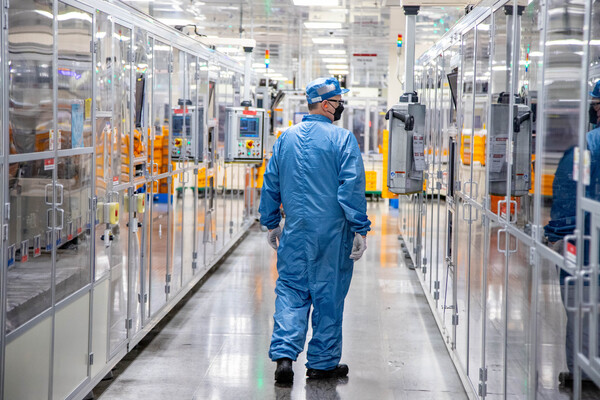 LG에너지솔루션 미시간 홀랜드 공장에서 직원이 배터리 생산 공정을 살펴보고 있다 [LG에너지솔루션 제공]