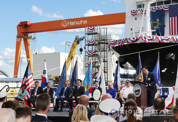 김동관 한화그룹 부회장이 26일(현지시간) 미국 필라델피아시의 한화필리조선소에서 열린 선박 명명식에서 이재명 대통령, 조쉬 샤피로(Josh Shapiro) 펜실베니아 주지사 등이 참석한 가운데 환영사를 하고 있다. [한화그룹 제공]