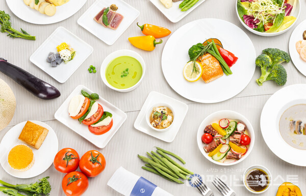 대한항공이 전문적인 레시피로 안전한 식사를 제공하기 위해 올해 2월 인하대병원 영양팀과 업무협약을 맺고 6개월여에 걸쳐 신메뉴를 개발했다. [대한항공 제공]