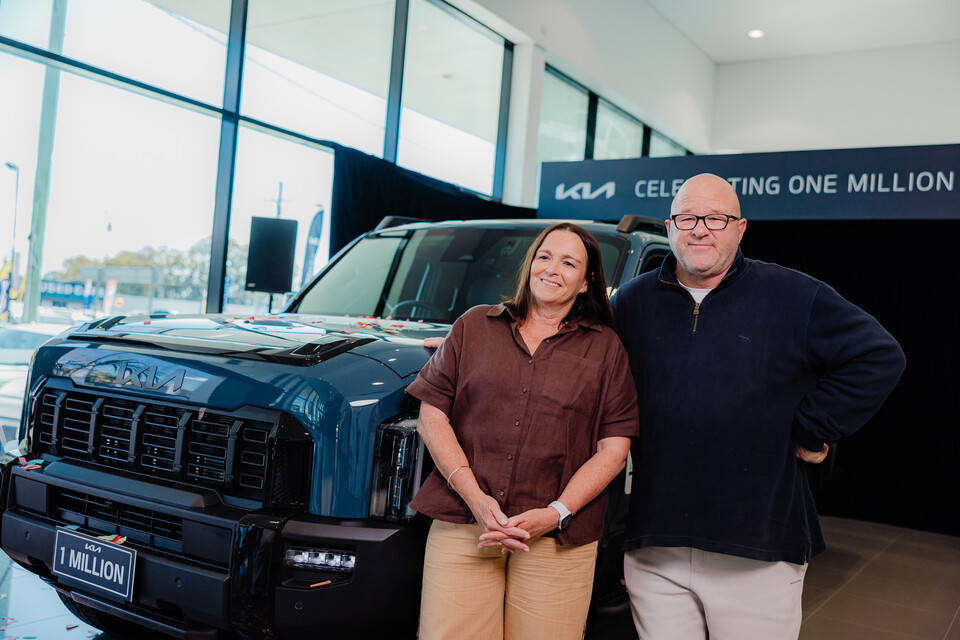 (왼쪽부터) 100만번째 차량 구매 고객 안드레아 앨런도프 (Andrea Allendorf), 제임스 앨런도프(James Allendorf) 부부가 타스만 듀얼 캡 모델 앞에서 포즈를 취하고 있다. [기아 제공]