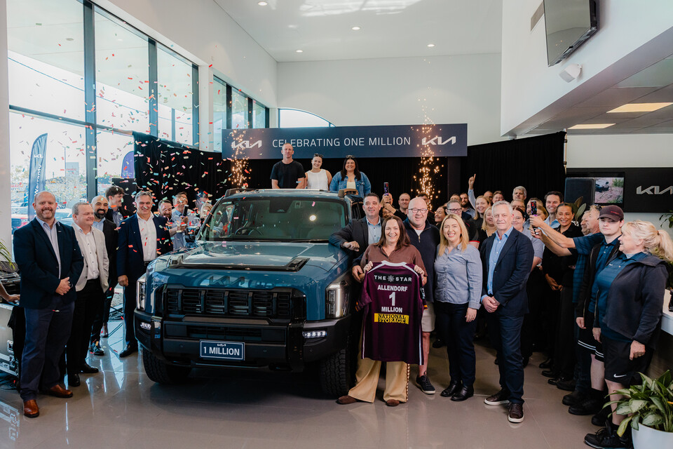 호주 북동부에 위치한 퀸즈랜드(Queensland) 모토라마 딜러사에서 진행된 100만대 판매 달성 기념식. [기아 제공]
