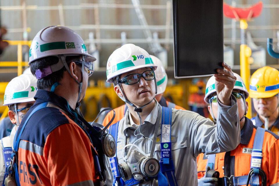 정기선 HD현대 수석부회장이 4일 전남 영암군에 위치한 HD현대삼호 조선소를 찾아 주요 생산 설비와 고위험 작업 현장을 점검했다. [HD현대 제공]
