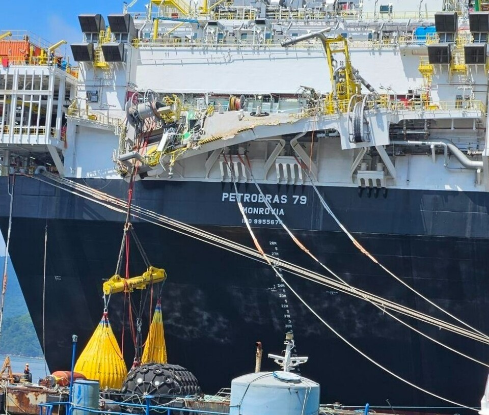 창원해양경찰청 등에 따르면 이날 오전 11시 56분경 한화오션 거제 사업장 내 해양플랜트 선박 선미 상부 구조물에서 외국 국적의 선주사 감독관이 해상으로 추락하는 사고가 발생했다. [독자 제공]