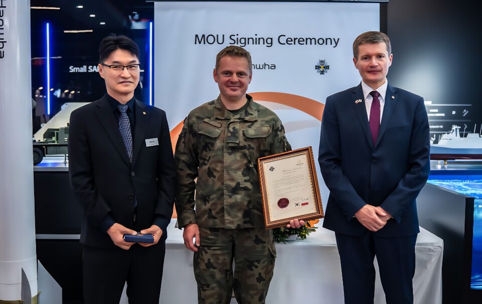 4일(현지시간) 폴란드 국제방위산업 전시회(MSPO)에서 이부환 한화에어로스페이스 PGM사업부장(왼쪽부터), 파웰 슈베클레이 WITU 소장, 야첵 한화에어로스페이스 유럽법인장이 155mm 탄약 관련 부품 현지 품질인증을 위한 MOU를 체결하고 기념촬영하고 있다. [한화 제공]