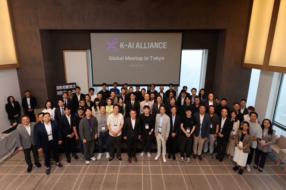 ‘K-AI 얼라이언스 글로벌 밋업’ 참가자들이 기념 사진을 촬영하고 있다. [SK텔레콤 제공]