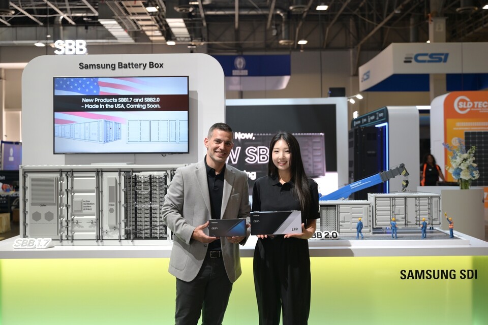 삼성SDI가 9일 개막한 'RE+ 2025'에서 SBB 신제품 등 차세대 ESS 배터리 라인업을 전시했다. 사진은 삼성SDI 임직원 모델이 SBB 신제품을 소개하고 있는 모습. [삼성DI 제공]