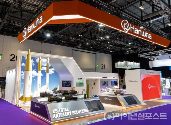영국 런던에서 9~12일 진행되는 글로벌 방산 전시회 DSEI에 참가한 한화 전시관에 K9 자주포, 천무 유도탄, 모듈화 장약(MCS) 등 유럽 전장환경에 최적화된 제품들이 전시돼 있다. [한화그룹 제공]
