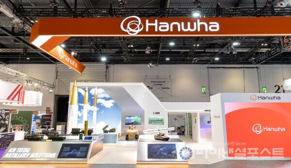 영국 런던에서 9~12일 진행되는 글로벌 방산 전시회 DSEI에 참가한 한화 전시관에 K9 자주포, 천무 유도탄, 모듈화 장약(MCS) 등 유럽 전장환경에 최적화된 제품들이 전시돼 있다. [한화그룹 제공]