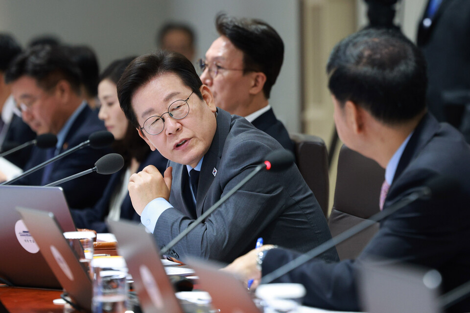 이재명 대통령이 9일 서울 용산 대통령실 청사에서 열린 제41회 국무회의에서 민생경제 회복·안정 대책을 주제로 토론하고 있다. [대통령실 공동취재]