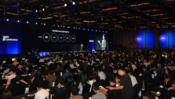 오경석 두나무 대표가 UDC 2025에서 오프닝 스피치를 하고 있다. [사진=두나무]