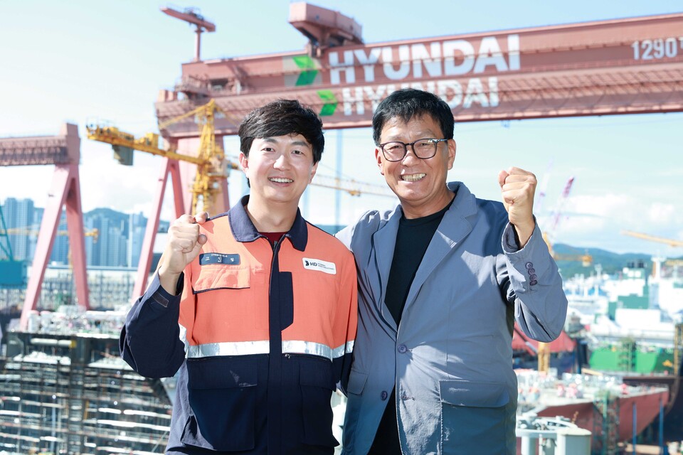 조선업계 최초 ‘부자(父子) 명장’ HD현대중공업 고민철 기사, 고윤열 씨(퇴직사우). [HD현대 제공]