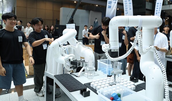 경진대회 참가자들이 다관절 협동 로봇 챌린지를 수행하고 있다 [포스코홀딩스 제공]