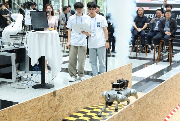 경진대회 참가자들이 4족 로봇 보행 챌린지를 수행하고 있다 [포스코홀딩스 제공]