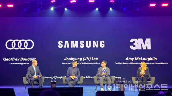 이주형 삼성디스플레이 중소형사업부장(오른쪽 두 번째)이 아우디(Audi) AG 기술개발 이사회 멤버인 제프리 부코(Geoffrey Bouquot, 왼쪽 두 번째) 및 3M 첨단소재·운송제품 플랫폼 부문 사장 에이미 맥러플린(Amy McLaughlin, 오른쪽 첫 번째)과 함께 'IAA 모빌리티 2025' 컨퍼런스에 참석해 토론하고 있는 모습. [삼성디스플레 제공]
