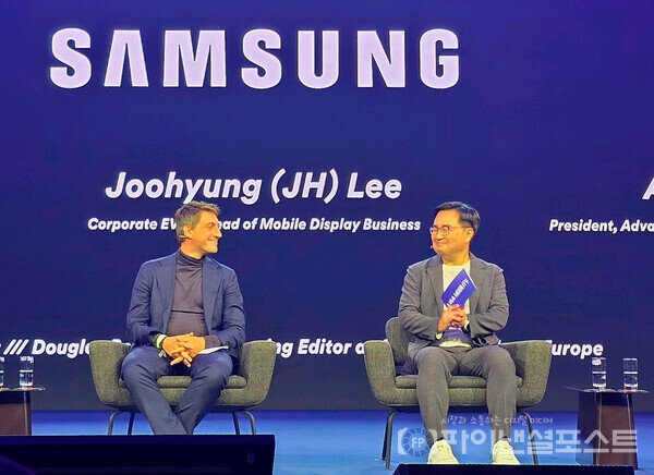 이주형 삼성디스플레이 중소형사업부장(오른쪽)이 아우디(Audi) AG 기술개발 이사회 멤버인 제프리 부코(Geoffrey Bouquot)와 함께 'IAA 모빌리티 2025' 컨퍼런스에 참석해 토론하고 있는 모습 . [삼성디스플레이 제공]