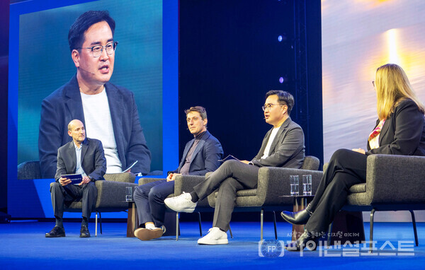 이주형 삼성디스플레이 중소형사업부장(오른쪽 두 번째)이 아우디(Audi) AG 기술개발 이사회 멤버인 제프리 부코(Geoffrey Bouquot, 왼쪽 두 번째) 및 3M 첨단소재·운송제품 플랫폼 부문 사장 에이미 맥러플린(Amy McLaughlin, 오른쪽 첫 번째)과 함께 'IAA 모빌리티 2025' 컨퍼런스에 참석해 발언하고 있는 모습. [삼성디스플레이 제공]