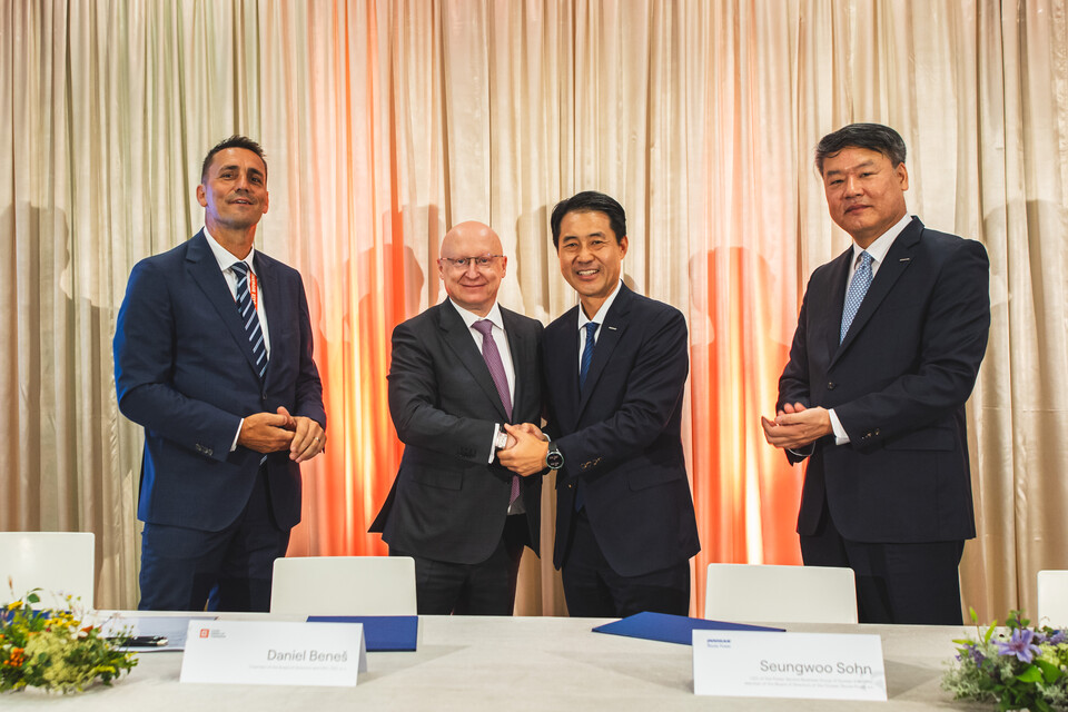 10일(현지 시간) 체코 프라하 CEZ 본사에서 열린 테믈린 원전 1·2호기 발전기 교체 사업 계약 체결식에서 각 사 관계자들이 기념촬영을 하고 있다. 왼쪽부터 CEZ 보흐단 즈로넥(Bohdan Zronek) 원자력 본부장, 다니엘 베네쉬(Daniel Benes) CEO, 두산에너빌리티 손승우 파워서비스 BG장, 두산스코다파워 임영기 법인장. [두산에너빌리티 제공]