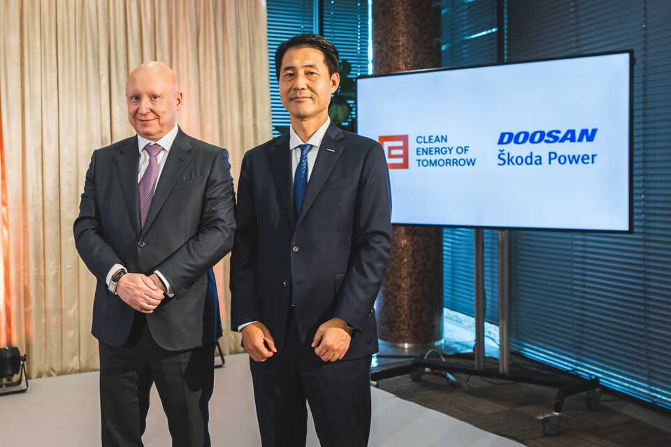 10일(현지 시간) 체코 프라하 CEZ 본사에서 열린 테믈린 원전 1·2호기 발전기 교체 사업 계약 체결식에 참석한 CEZ 다니엘 베네쉬(Daniel Benes) CEO(왼쪽)와 두산에너빌리티 손승우 파워서비스 BG장이 기념사진을 촬영하고 있다. [두산에너빌리티 제공]