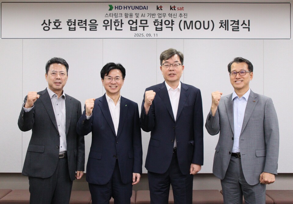 HD현대는 11일 KT·KT SAT와 '스타링크 활용 및 AI 기반 업무 혁신 추진'을 위한 MOU를 체결했다(사진 왼쪽부터 노형래 KT 전략고객본부 부산/경남법인 본부장, 이태진 HD한국조선해양 DT혁신실장, 서영수 KT SAT 대표, 김원태 KT 전략고객사업본부장). [HD현대 제공]